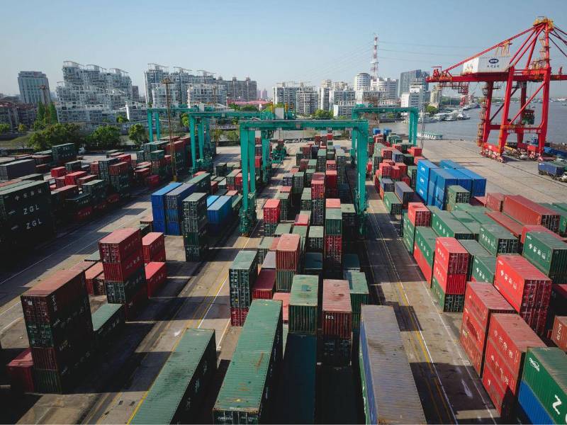 Vista aérea d una terminal de contenedores del puerto de Shanghai (China) en una imagen de archivo.