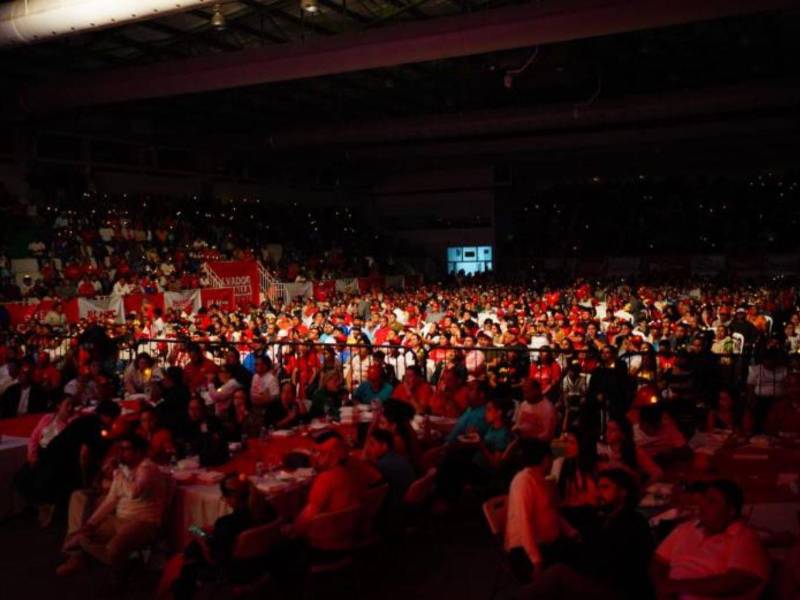 El gimnasio Municipal fue insuficiente para la gran cantidad de sampedranos que llegaron para presenciar el partido de la Bicolor.