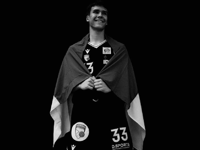 La violencia vuelve a cobrar la vida de un deportista y este lunes un joven jugador de baloncesto sufrió un ataque en el que perdió la vida.