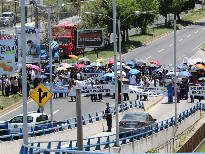 Los galenos salieron a las calles y bloquearon los cuatro carriles del bulevar Fuerzas Armadas, a la altura del Colegio Médico de Honduras (CMH).