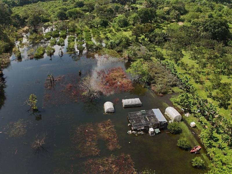 Áreas de cultivos y varios desarrollos turísticos se han visto afectados con el desbordamiento del lago.