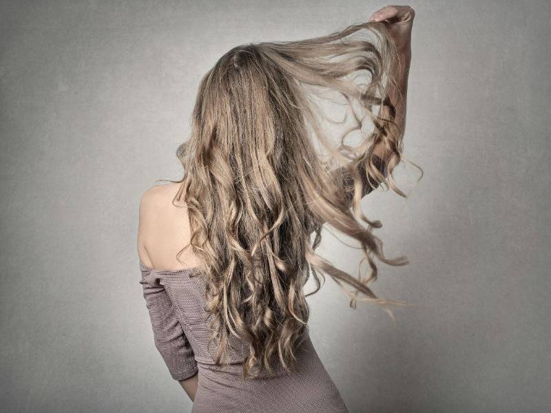 Para cabellos finos o grasos, se recomiendan fórmulas ligeras en spray o cremas de rápida absorción que no apelmacen.