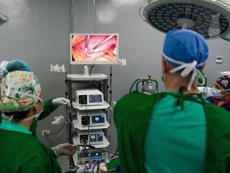 El equipo de cirujanos en el policlínico municipal mientras realizaban la cirugía a una paciente sampedrana.