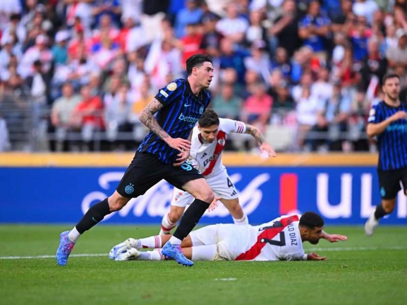 Alessandro Bastoni corre a festejar su gol que significó el 2-0 del Inter ante River Plate.