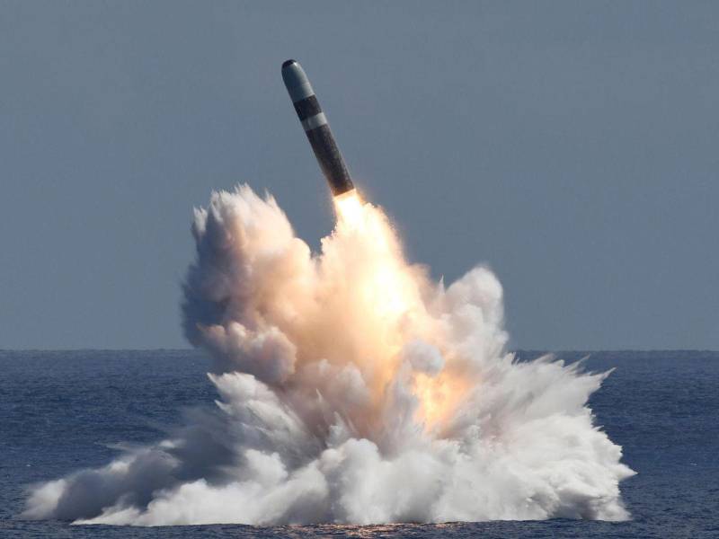 Un misil Trident II D5 Life Extension (D5LE) desarmado es lanzado desde un submarino de misiles balísticos (SSBN) clase Ohio, frente a la costa de Florida.