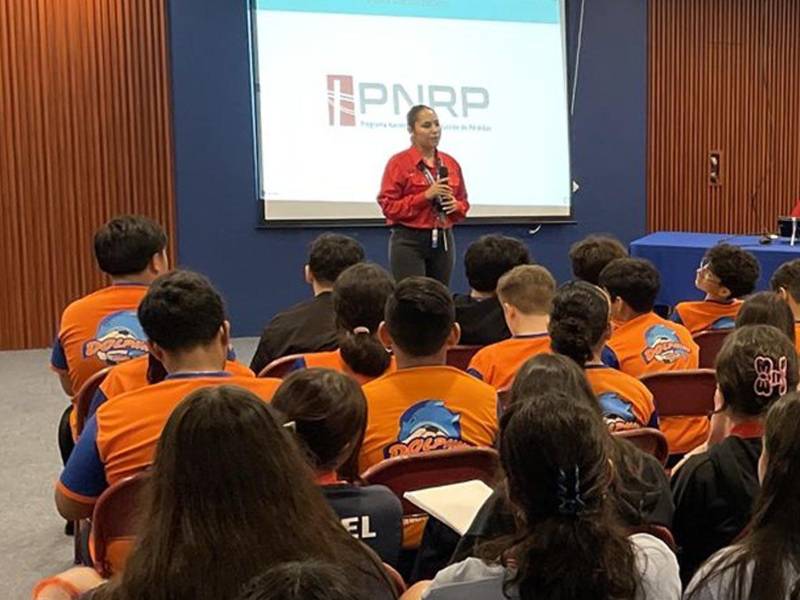 Tania Alvarenga habla sobre ahorro de energía a estudiantes de Eternity Christian School and Institute en El Progreso, Yoro.