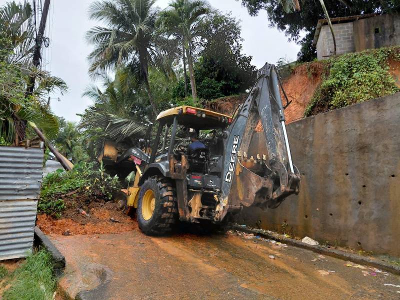 La maquinaria municipal trabaja en la restauración de pasos interrumpidos por derrumbes en varias zonas de La Ceiba.