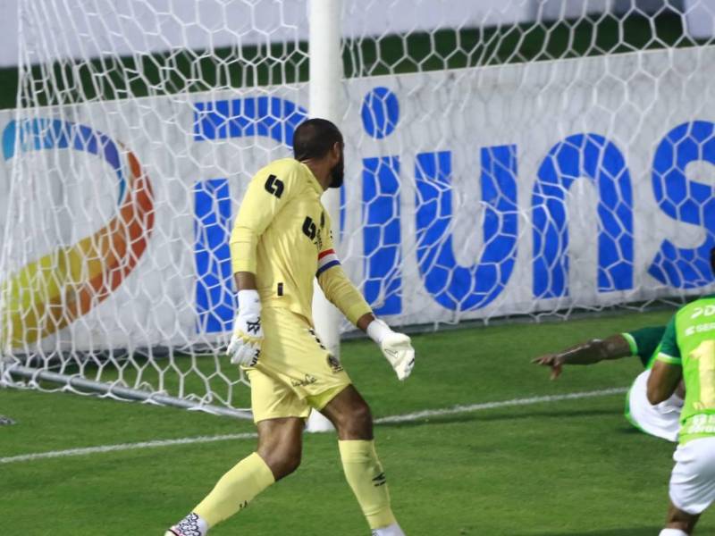 ¿Culpa de Edrick Menjívar? El gol de Marathón que acabó con Olimpia