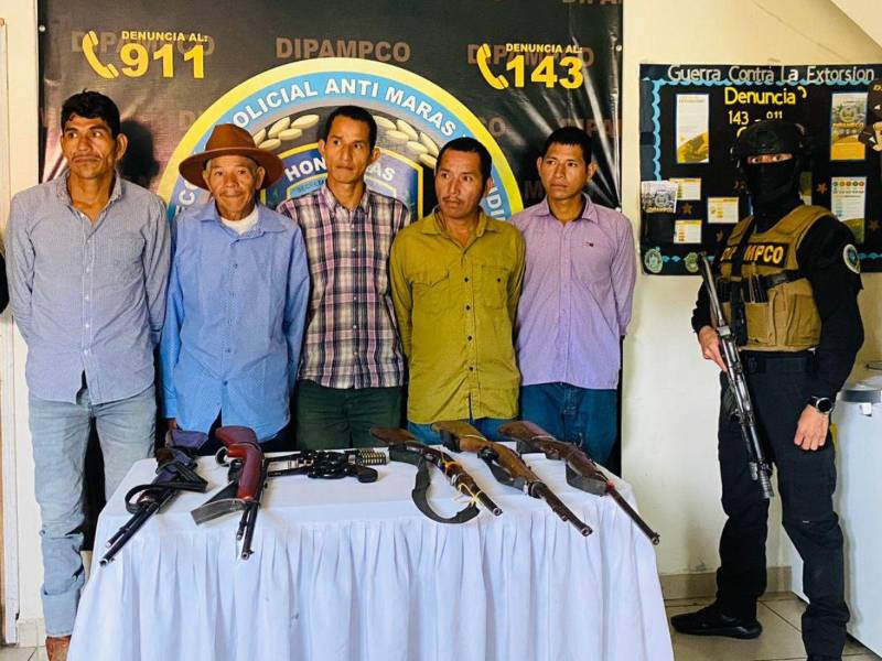 Los detenidos son José Ignacio Cortés Reyes, José Agustín Reyes, Gonzalo Reyes Ponce, Florentino Reyes Cruz y José Rubén Reyes Cruz.