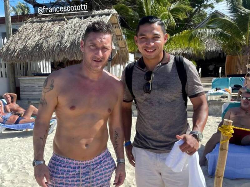Francesco Totti compartió con la exfigura catracha Emilio Izaguirre en las playas de Roatán.