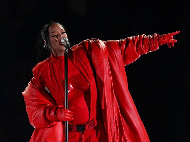 Rihanna durante su presentación en el show del medio tiempo del Super Bowl 2023.