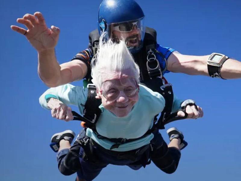 VIDEO: Abuela de 104 años busca récord al lanzarse en paracaídas