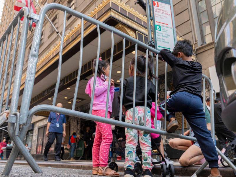 Niños inmigrantes en las afuera sdel refugio del Hotel Roosevelt en Manhattan Nueva York, en una imagen de archivo.