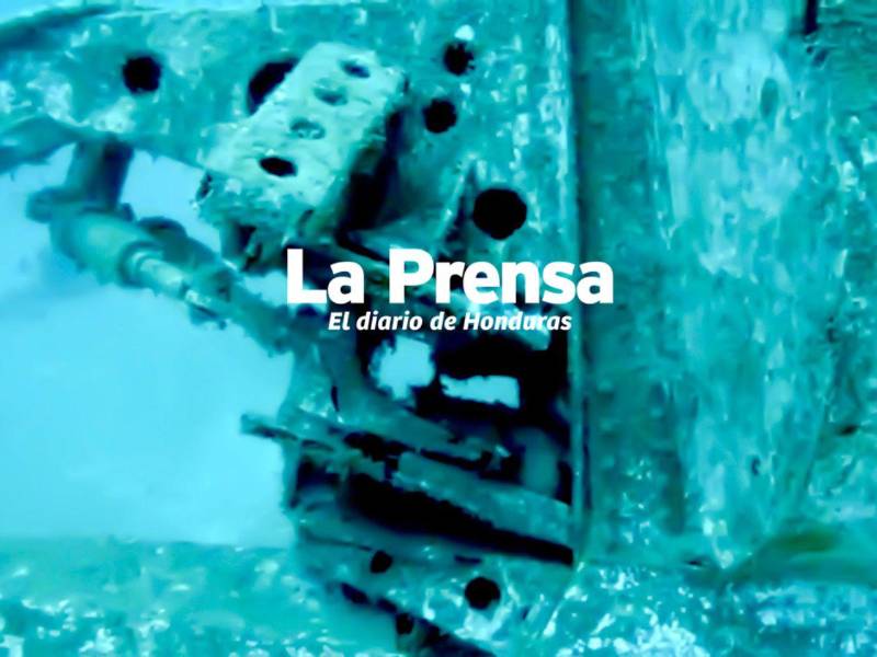 A un año del trágico accidente aéreo que cobró la vida de 12 personas en el mar de Roatán, familiares de las víctimas aún buscan respuestas. Estas son las fotos inéditas de La Prensa que muestran los restos del avión del vuelo LNH-018, hundido a 65 metros bajos las profundas aguas del mar Caribe.