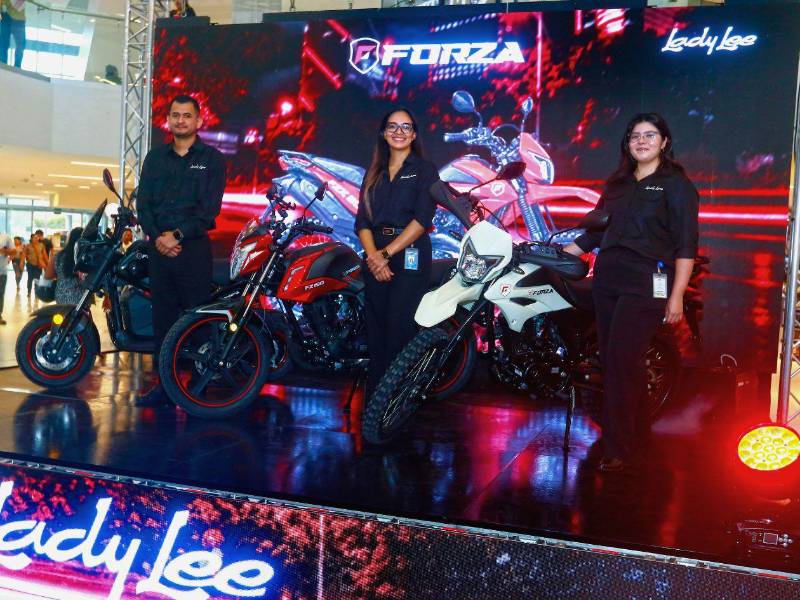 Ejecutivos de Lady Lee muestran las nuevas motocicletas FORZA en el evento de lanzamiento realizado en Megamall San Pedro Sula.