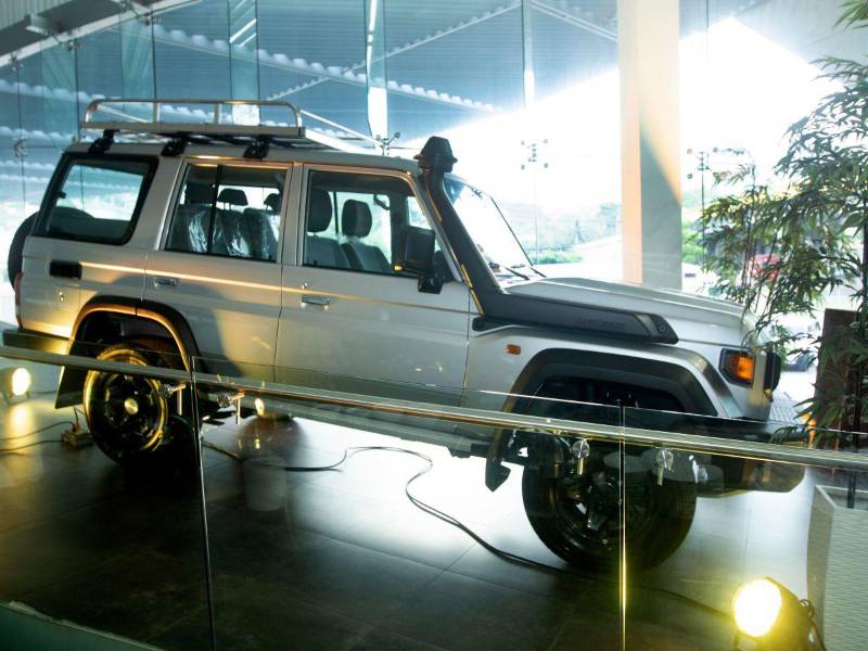 La Toyota Land Cruiser 70 mantiene su esencia de vehículo resistente, ahora con mejoras en potencia, tecnología y seguridad.