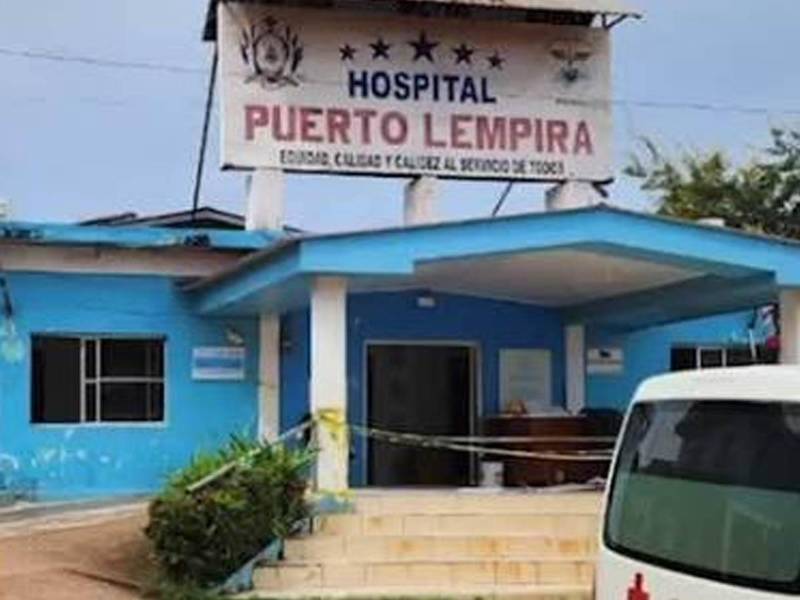 Médicos del Hospital de Puerto Lempira continúan brindando atención a pacientes mientras esperan el pago de los salarios adeudados por la Secretaría de Salud.
