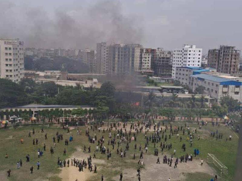 Luego de estrellarse, la aeronave se incendió, provocando una densa columna de humo.