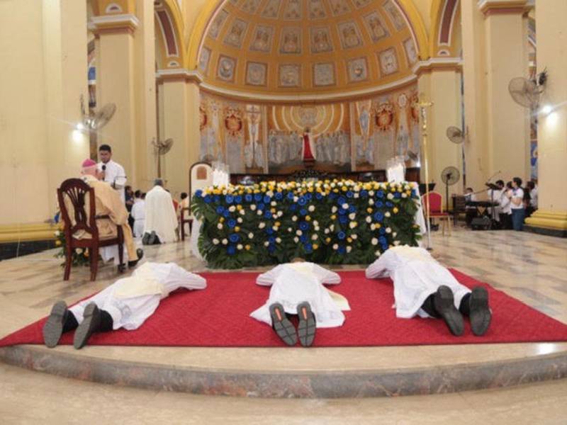 Como parte del rito de la ordenación sacerdotal los fieles y el presbiterio se arrodillan mientras los ordenandos se postran en tierra para escuchar las letanías.