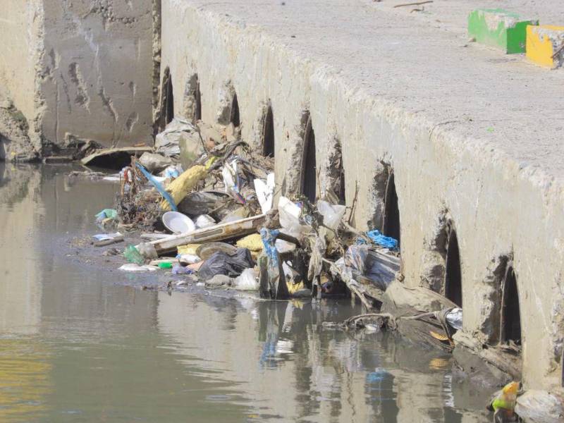 Las autoridades tienen una gran deuda con los sampedranos que cada día ven como sus ríos, quebradas y riachuelos se contaminan al recibir las aguas crudas sin ningún tratamiento.