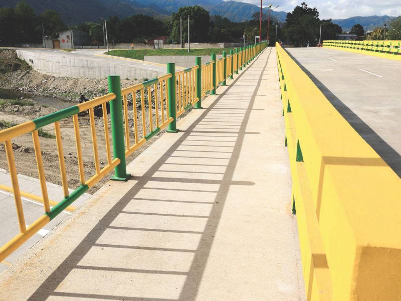 Entre las obras complementarias destacan los pasos peatonales en ambos puentes, con sus respectivos barandales para prevenir accidentes.