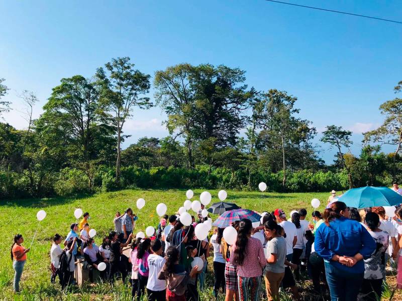 <b><span class=mln_uppercase_mln>sepelio.</span></b> Con globos que elevaron al cielo enterraron a la niña.