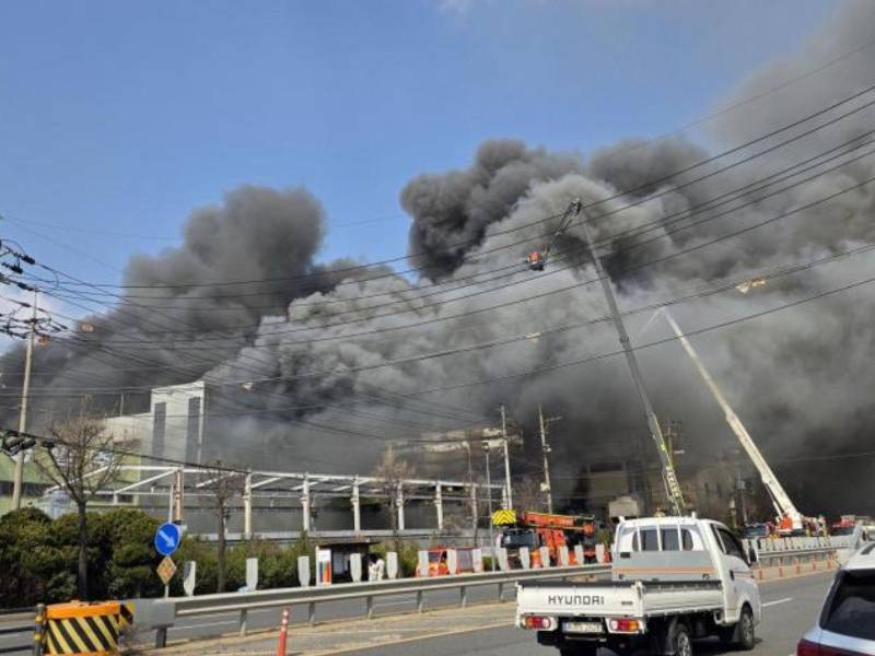 Los bomberos continúan trabajando para sofocar el incendio.