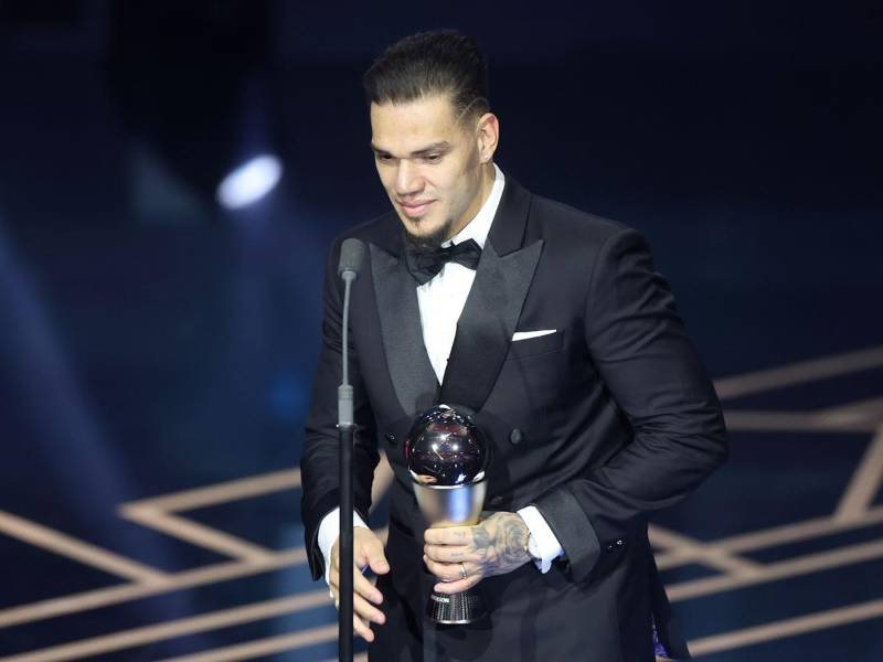 El brasileño Ederson conquistó el premio The Best al mejor portero del mundo en 2023.
