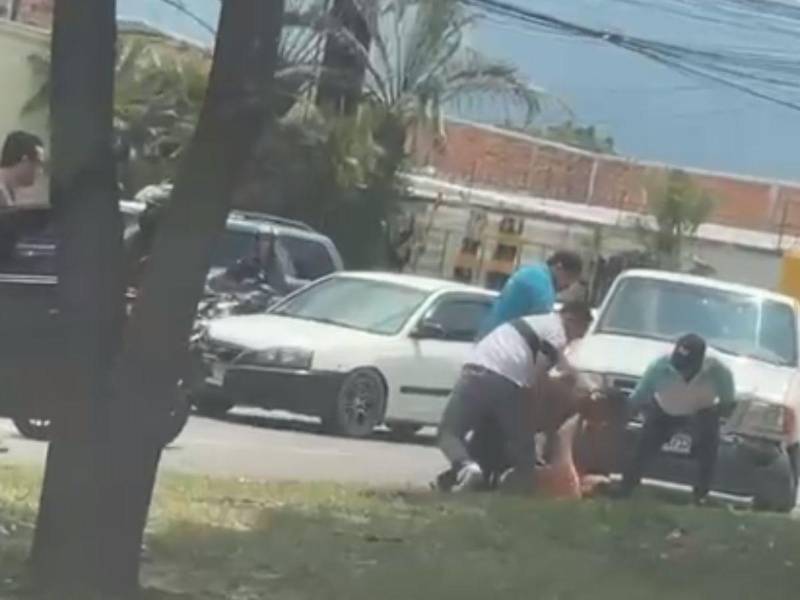 Los dos hombres se fueron a los golpes en el bulevard del Este de San Pedro Sula.