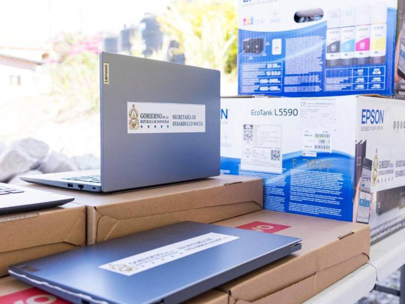 Parte de las computadoras portátiles entregadas en centros educativos del occidente de Honduras