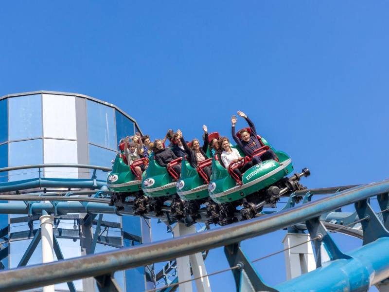 El vértigo y la velocidad en las atracciones disparan la adrenalina y las pulsaciones, una sacudida que el organismo premia instantes después con una oleada de dopamina y euforia.