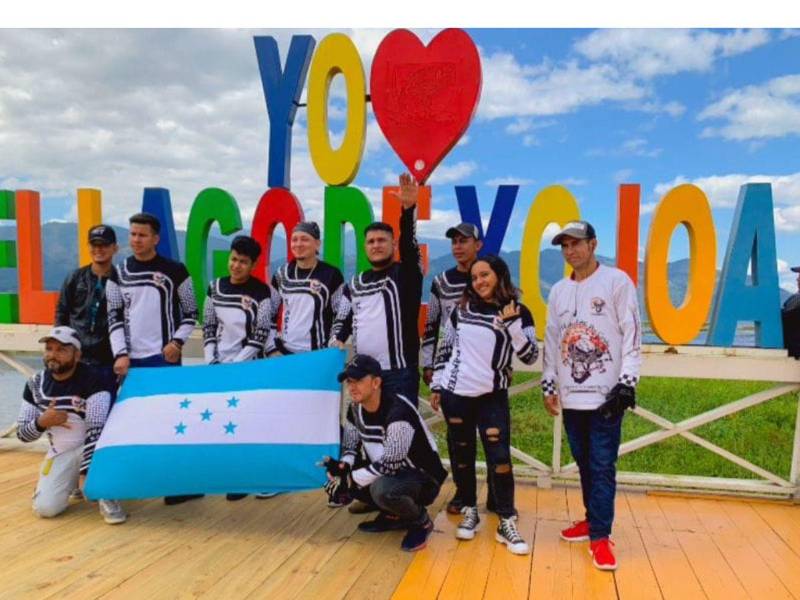 Los seguidores de LAPRENSA.HN en Facebook aprovecharon para mostrar sus fotos del recuerdo en los muelles del Lago de Yojoa. Fernando Lop colgó esta foto del recuerdo en el Lago de Yojoa.