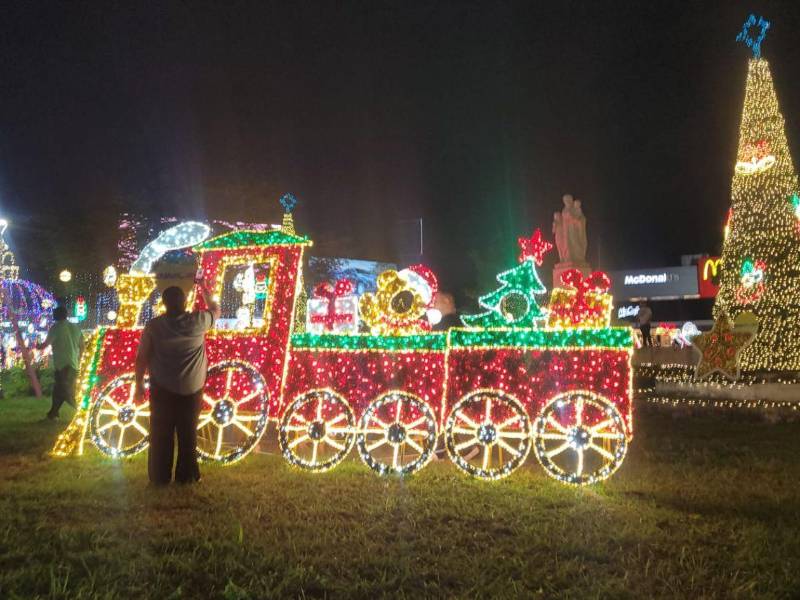 La Navidad se vive intensamente en la Capital Industrial, el Monumento a la Madre, Parque Central, medianas, plazas y bulevares brillan con miles de luces multicolores que iluminan las noches decembrinas para el disfrute de las familias.