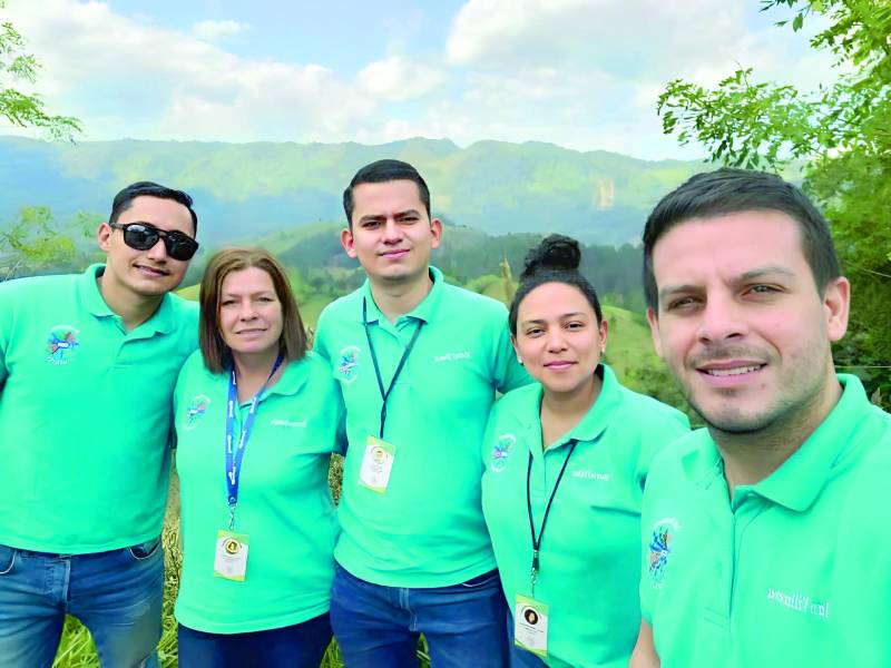 Ivonne García, su hijo Allan y voluntarios de la asociación.