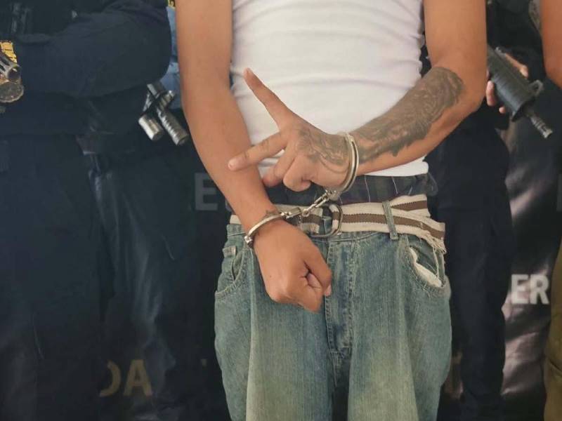 Tres presuntos integrantes de estructuras criminales, identificados con los alias de Maldad, El Chino y Chauder, fueron capturados por agentes de la Policía Nacional durante operativos en Tegucigalpa, Comayagüela y Santa Ana, Francisco Morazán. Los sospechosos son señalados de pertenecer a la Pandilla 18 y a la Mara Salvatrucha (MS-13).