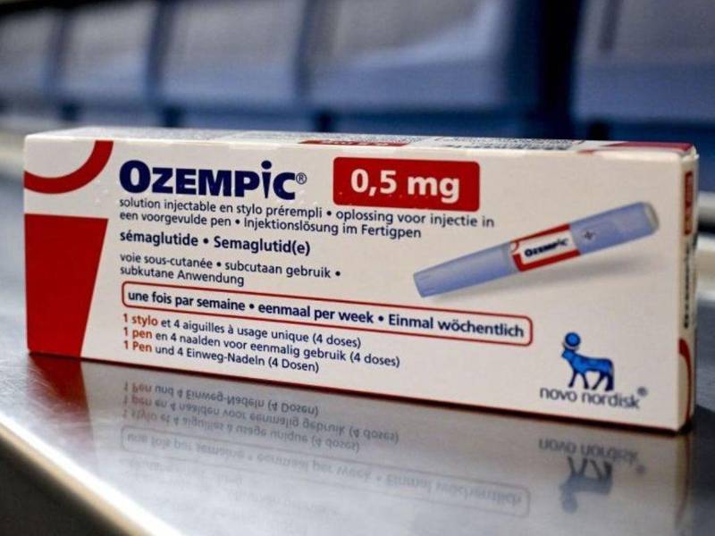 Ozempic es un medicamento inyectable para la diabetes tipo 2 que ayuda a controlar el azúcar en sangre y a perder peso. Lo fabrica la farmacéutica danesa Novo Nordisk y es vendida en todo el mundo. En Honduras, cientos de personas lo utilizan para bajar de peso.