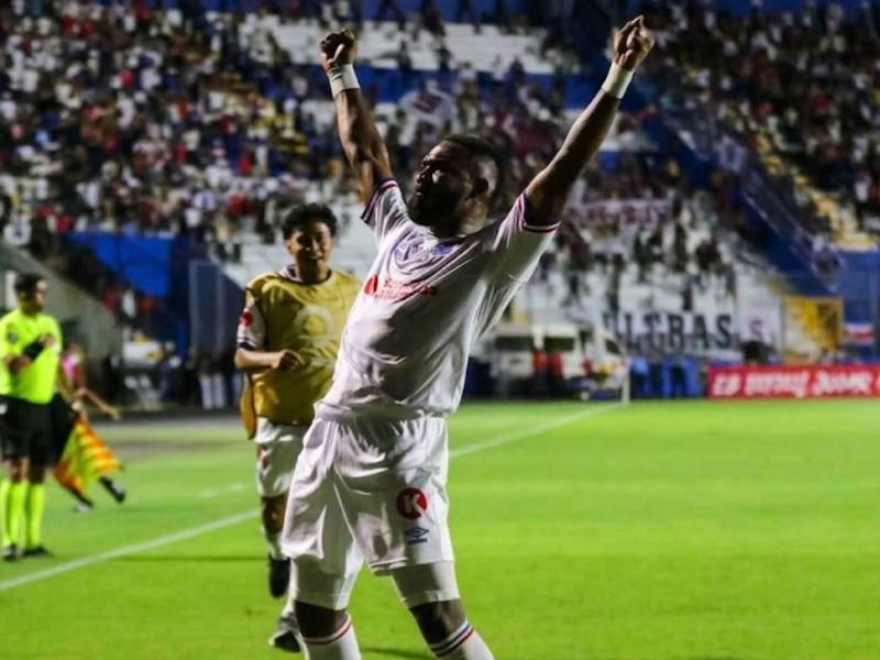 Jorge Benguché celebró a lo grande su gol en el duelo entre Olimpia y Saprissa, desatando la euforia de la afición olimpista en el Estadio Nacional de Tegucigalpa.