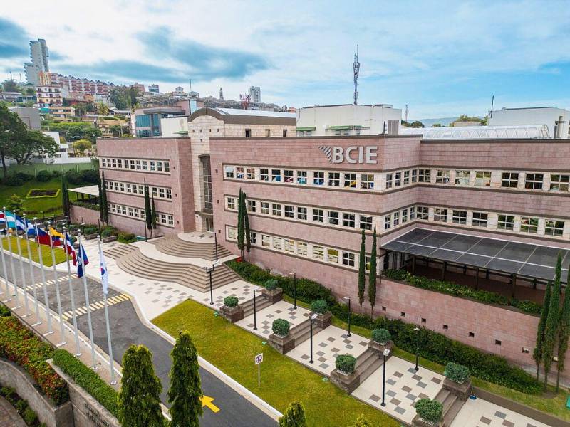 El BCIE es un banco multilateral de desarrollo con 64 años de trayectoria y 15 países miembro.