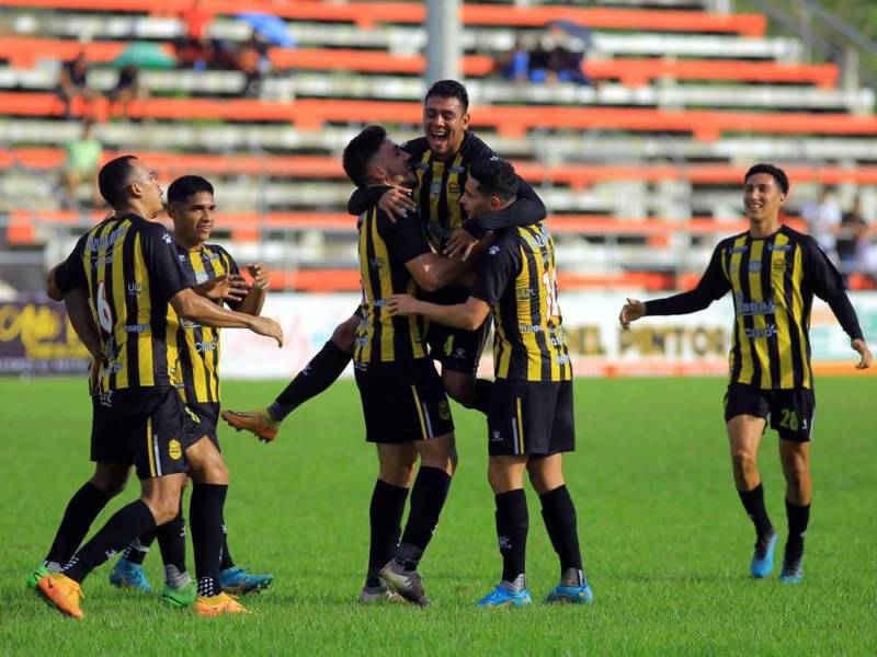 Jugadores del Real España celebrando uno de los goles contra la Real Sociedad en Tocoa.