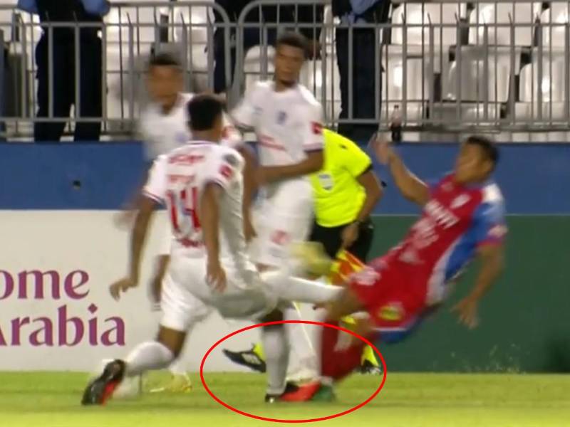 Así fue el pisotón de Baptiste contra Michell Mercado.