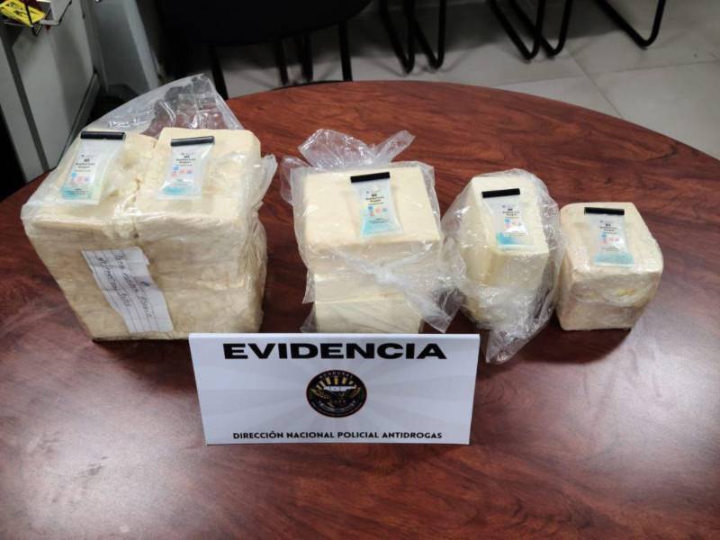 Los agentes hallaron aproximadamente 16 libras de queso, dentro del cual estaba oculta la sustancia ilícita.