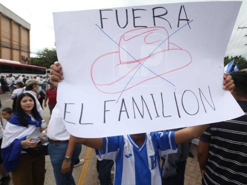 La frase se ha convertido en un eslogan de protesta en Honduras contra el gobierno de Xiomara Castro y su círculo político más cercano.