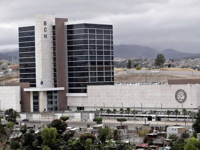 Fotografía de archivo en la que se registró una vista general de la sede del Banco Central de Honduras, en la ciudad de Tegucigalpa.