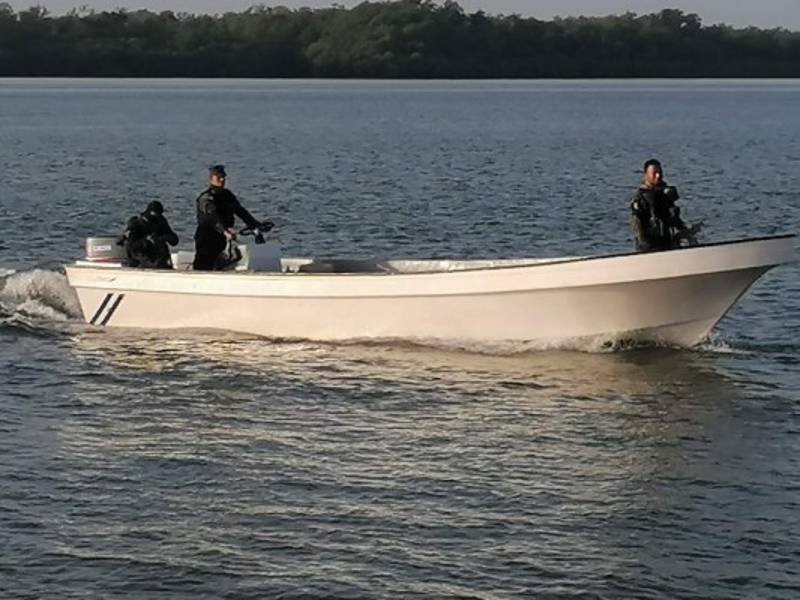 Dos individuos viajaban en la lancha, quienes huyeron al ver la presencia militar.