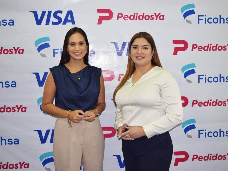 Ejecutivas de Banco Ficohsa y PedidosYa presentes en el lanzamiento de la promoción para asistir al partido de Argentina vs. Uruguay que celebrará el próximo 13 de noviembre.
