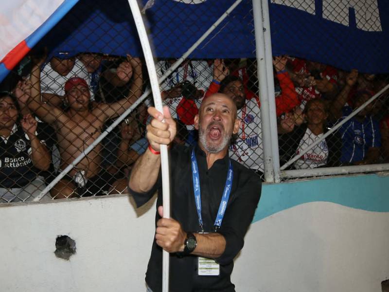 Eduardo Espinel celebró con euforia el título conquistado tras superar al Marathón.