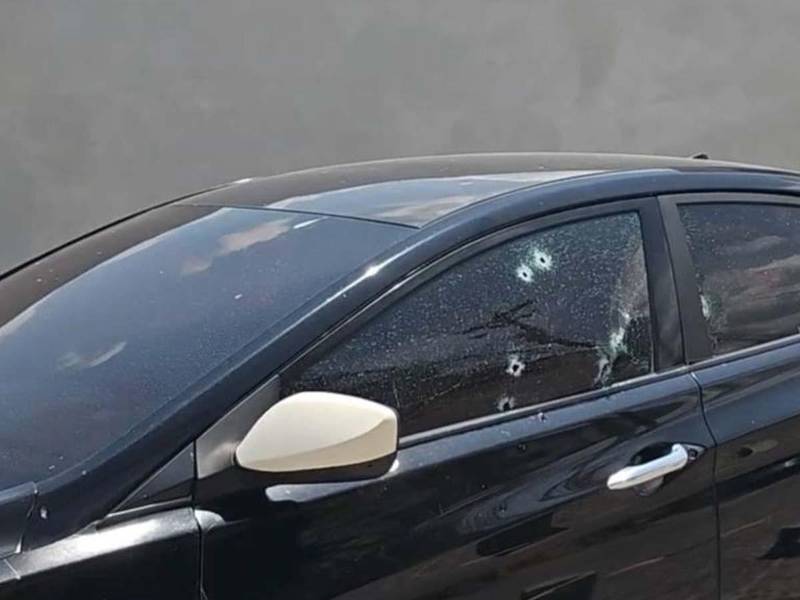 Vehículo en el que se trasladaba Mario Delcid cuando fue atacado a balazos.