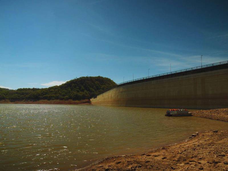 El embalse está en niveles críticos y confían en que las lluvias lleguen pronto.