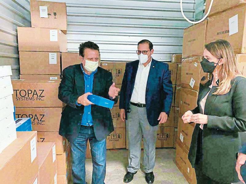 Entrega. Parte del equipo entregado fue recibido por Claudia Menjívar del INM y el canciller Lisandro Rosales.