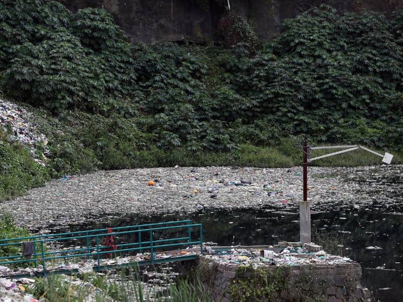 Fotografía que muestra basura acumulada este viernes en el Río Tacubaya, en la Ciudad de México (México).